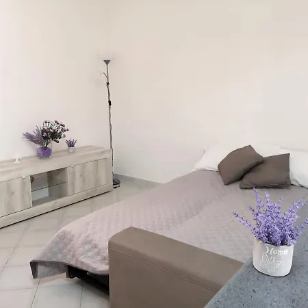 With One Bedroom In With Balcony 2 Km From The Beach * Meta